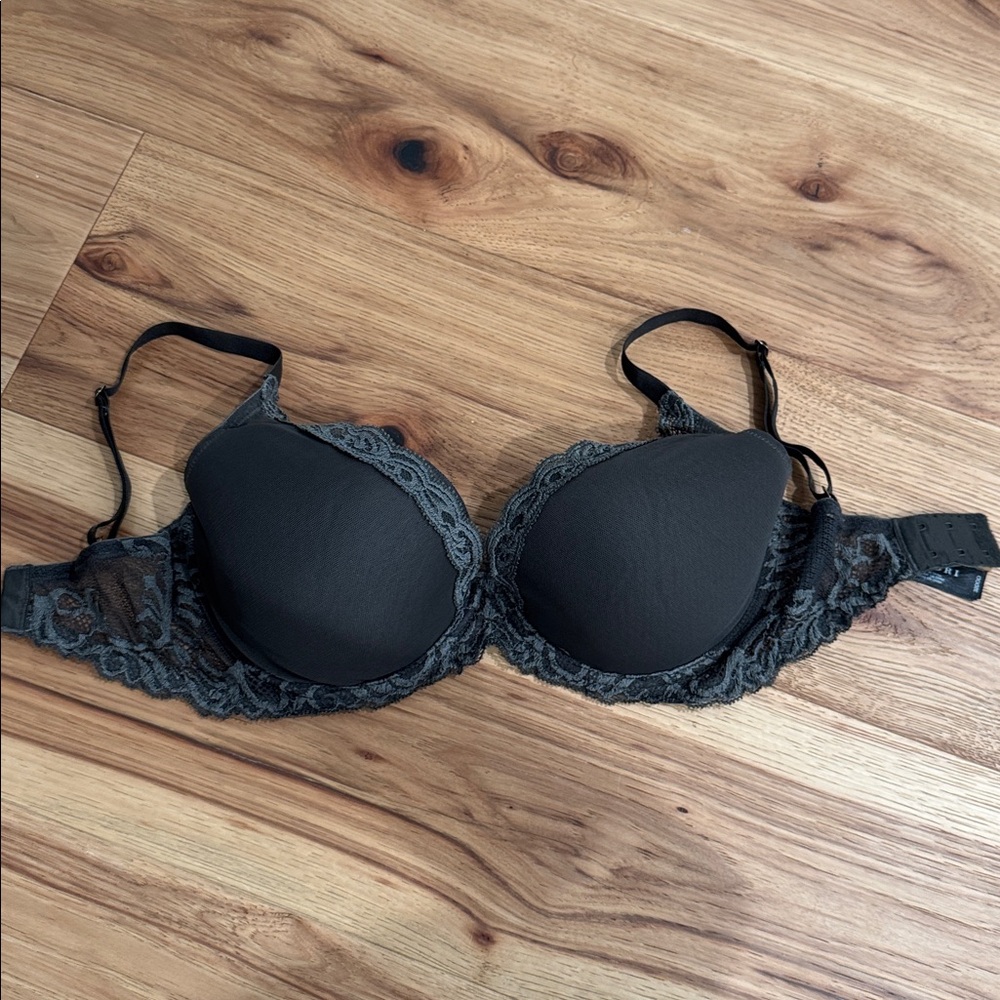 Natori feathers bra. Grey with lace back. Size 32ddd.